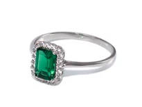 Zöld-fehér köves téglalap fehérarany gyűrű