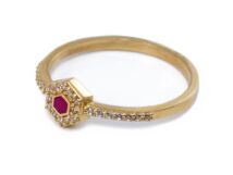 Rózsaszín zománcos és köves arany gyűrű