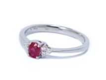 Fehérarany rubin és gyémántköves gyűrű