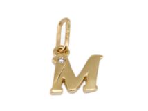 Arany "M" betű medál