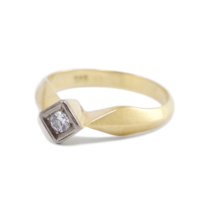 Gyémánt köves szögletes arany gyűrű