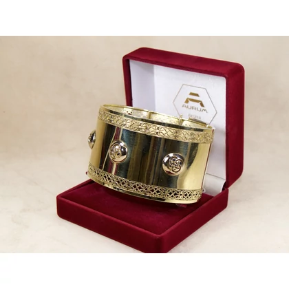 Felújított áttört mintás széles arany karkötő