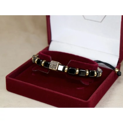 Felújított fekete köves arany órakísérő hematit kockákkal Felújított fekete köves arany órakísérő hematit kockákkal