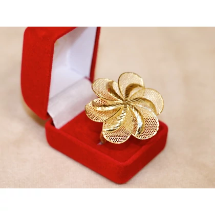 Új arany áttört virág gyűrű Új arany áttört virág gyűrű