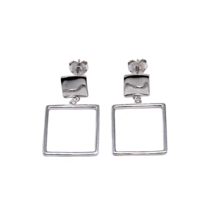 Kocka lógós ezüst fülbevaló 