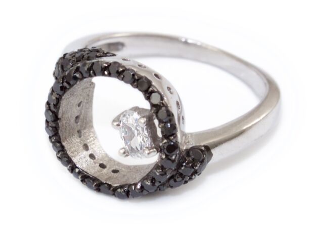 Fekete és fehér köves karikás ezüst gyűrű