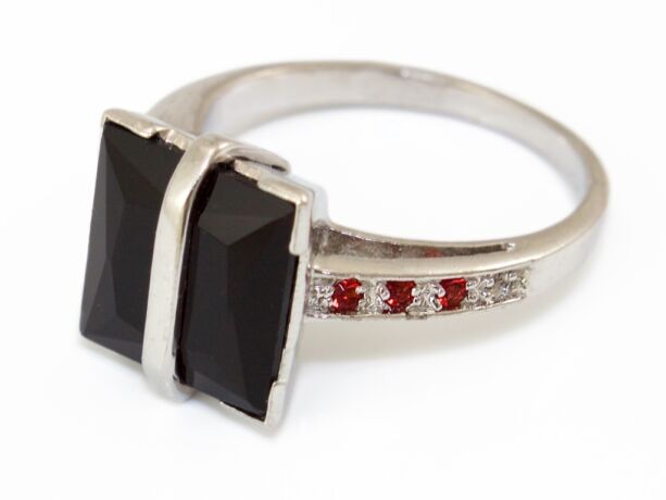 Fekete és piros köves ezüst gyűrű