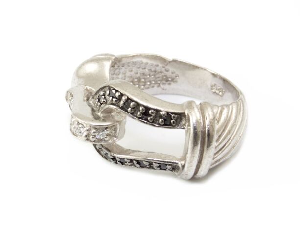 Fekete és fehér köves csatos női ezüst gyűrű