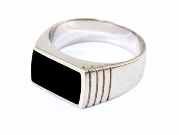 Fekete betétes, vésett mintájú ezüst pecsétgyűrű