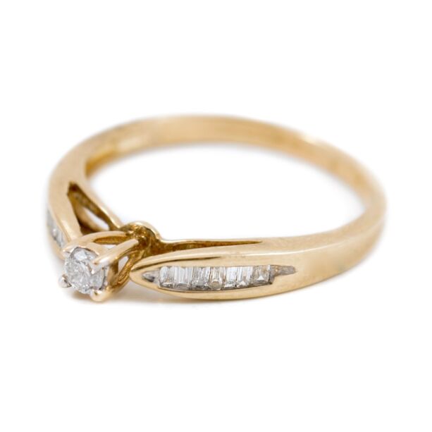 Sárga arany női gyémánt köves gyűrű.