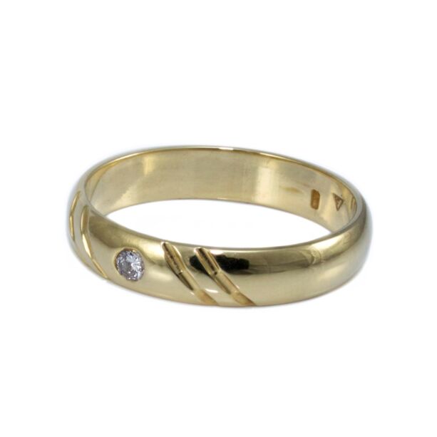 Gyémánt köves vésett  arany karikagyűrű 