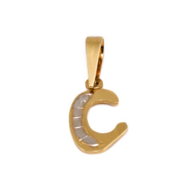 Arany "C" betű medál