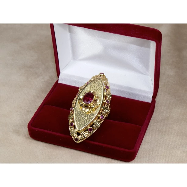 Felújított piros köves hosszúkás arany gyűrű Felújított piros köves hosszúkás arany gyűrű