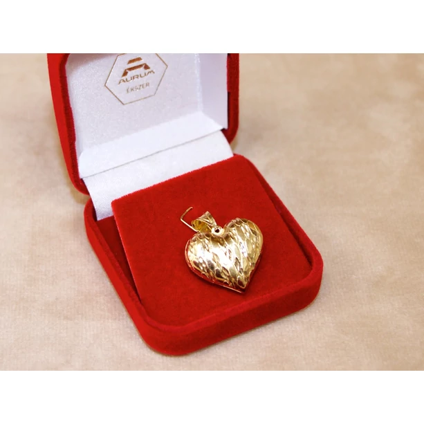 Új arany vésett szív medál Új arany vésett szív medál