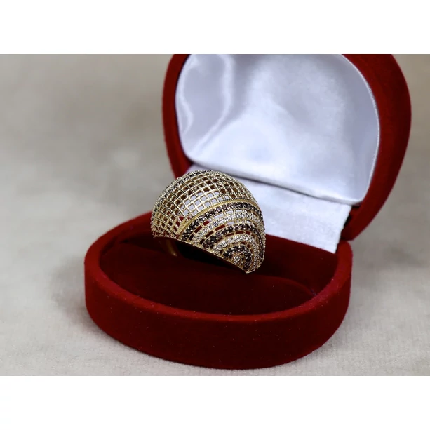 Felújított áttört mintás fekete-fehér köves arany gyűrű Felújított áttört mintás fekete-fehér köves arany gyűrű