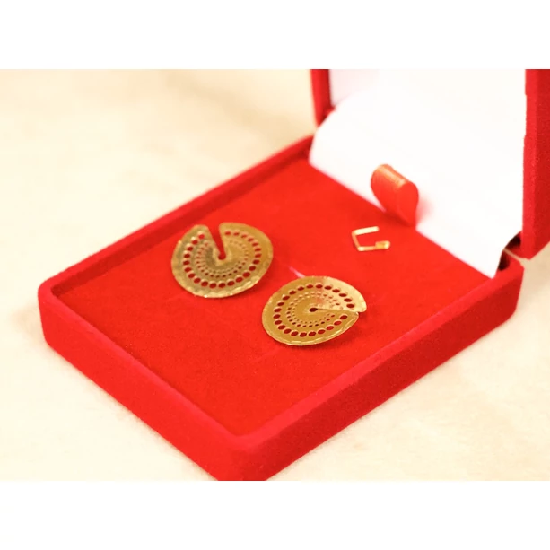 Új arany áttört nyitott kör fülbevaló Új arany áttört nyitott kör fülbevaló