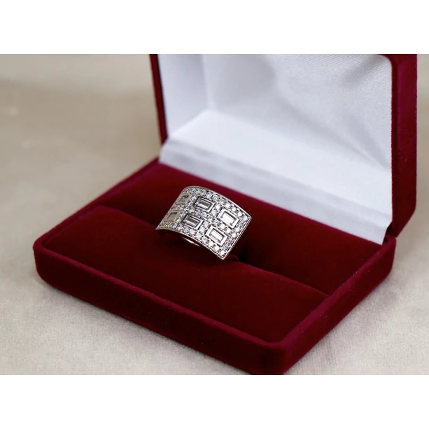 Felújított fehérarany szögletes köves gyűrű Felújított fehérarany szögletes köves gyűrű