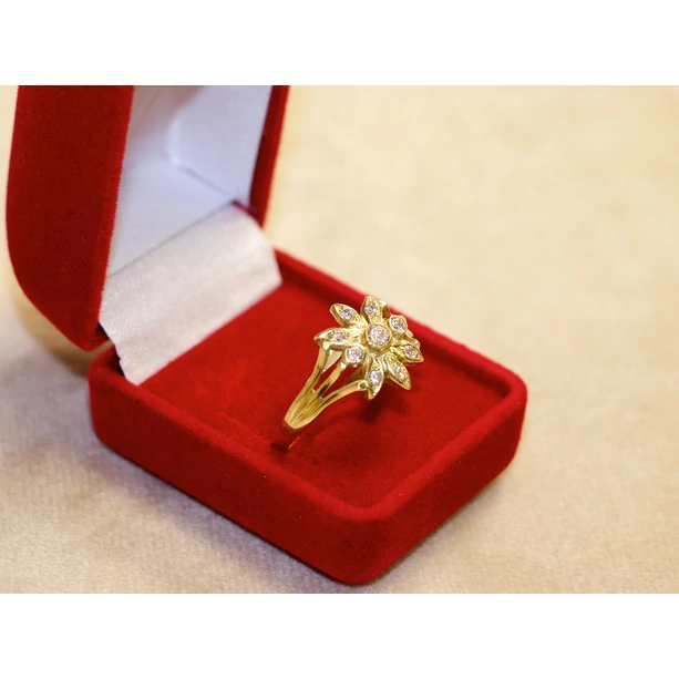 Felújított arany köves virág gyűrű Felújított arany köves virág gyűrű