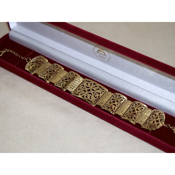 Felújított arany áttört indás szelvényes karlánc Felújított arany áttört indás szelvényes karlánc