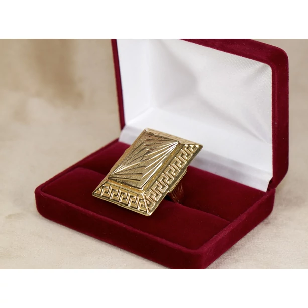 Felújított sárga arany görög mintás koporsófejes gyűrű Felújított sárga arany görög mintás koporsófejes gyűrű