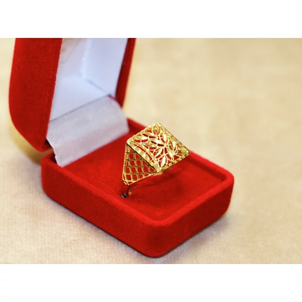 Új arany szögletes áttört gyűrű Új arany szögletes áttört gyűrű