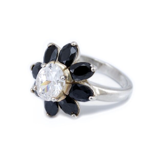 Fekete-fehér köves virágos ezüst gyűrű