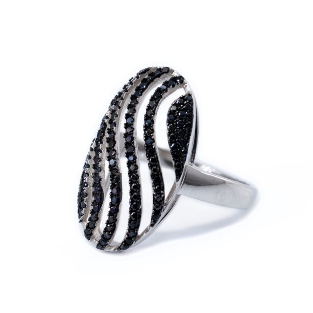 Fekete köves ovál ezüst gyűrű