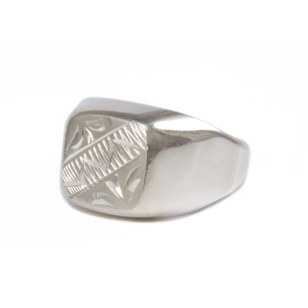 Vésett szögletes ezüst pecsét gyűrű Vésett szögletes ezüst pecsét gyűrű